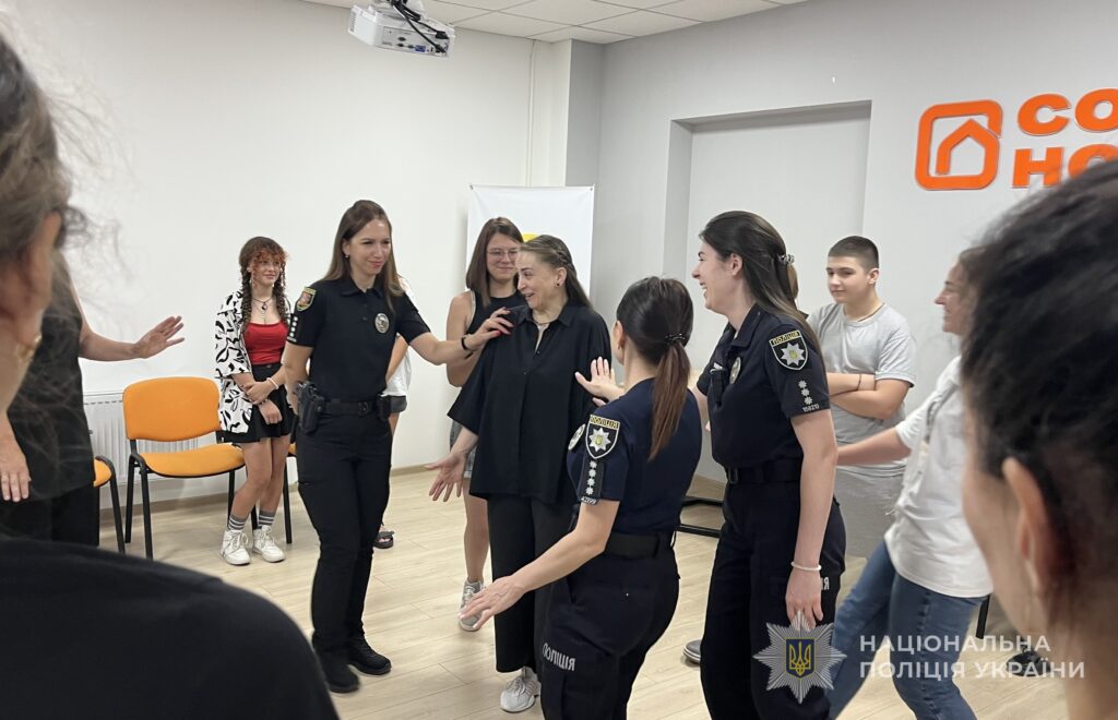 В Ізмаїльському районі поліцейські разом із театром імпровізації провели для дітей інтерактивний урок безпеки