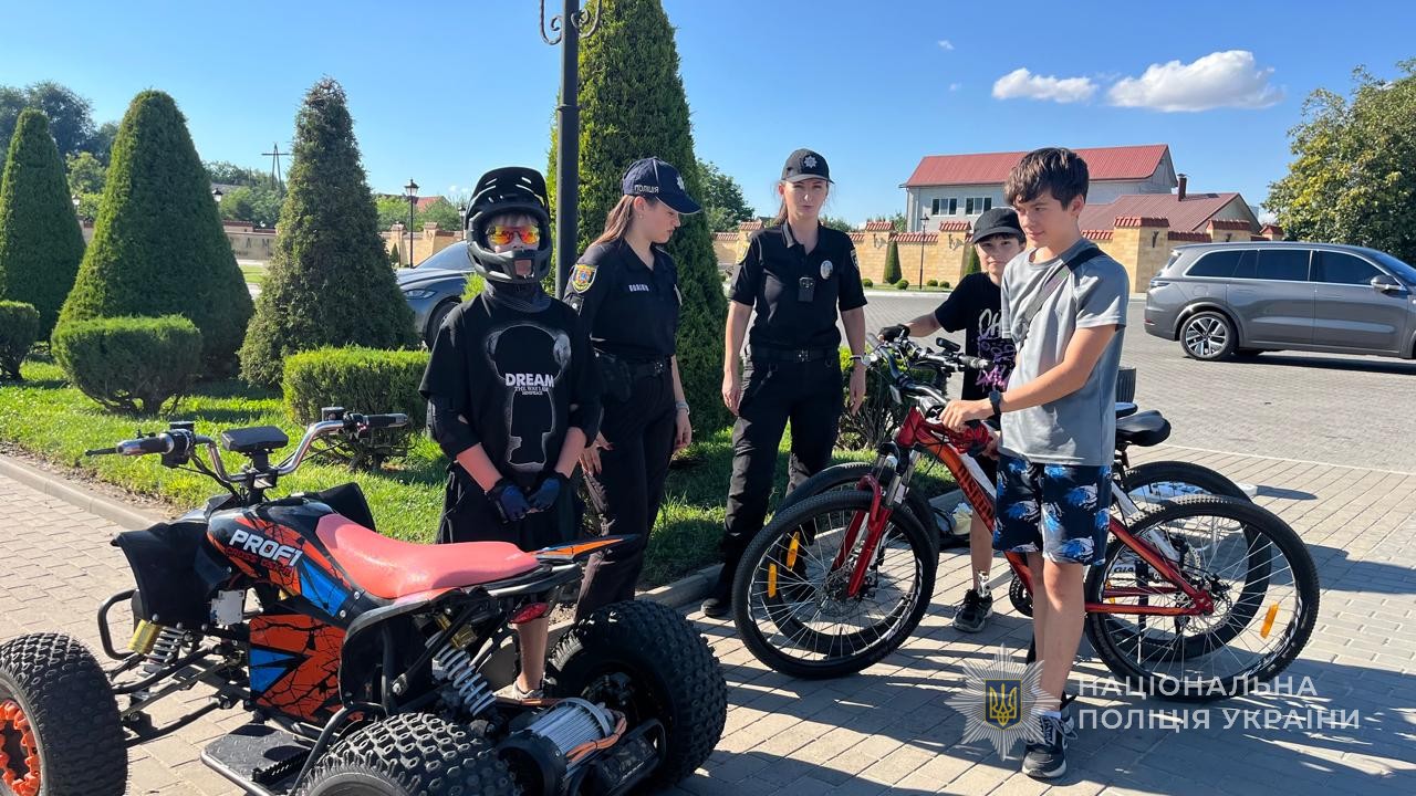 В Ізмаїлі поліцейські провели з дітьми нетривіальний урок безпечної поведінки на дорозі
