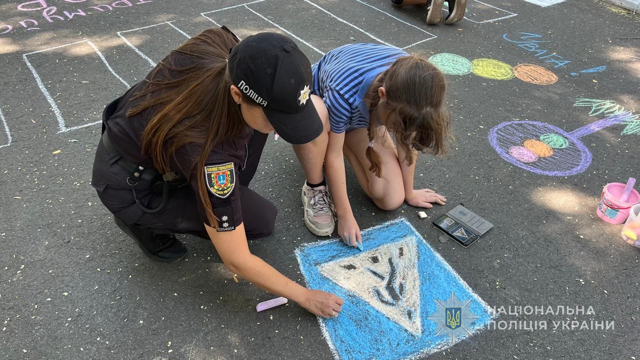 В Ізмаїлі поліцейські провели з дітьми нетривіальний урок безпечної поведінки на дорозі