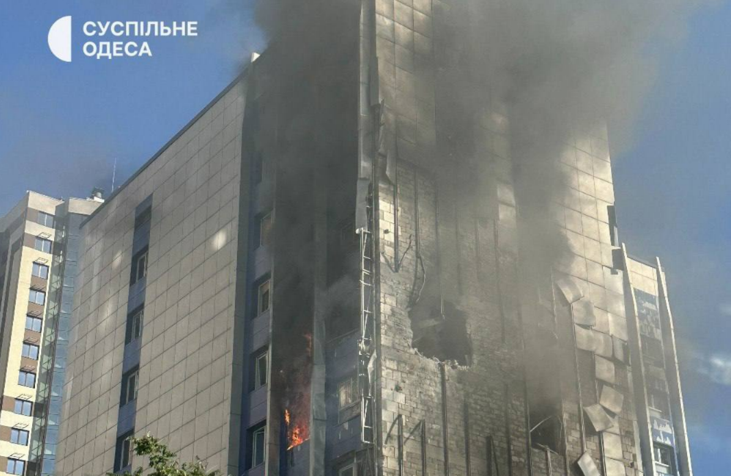 Ворог атакував центр Одеси: пошкоджено адміністративну будівлю, є постраждалі