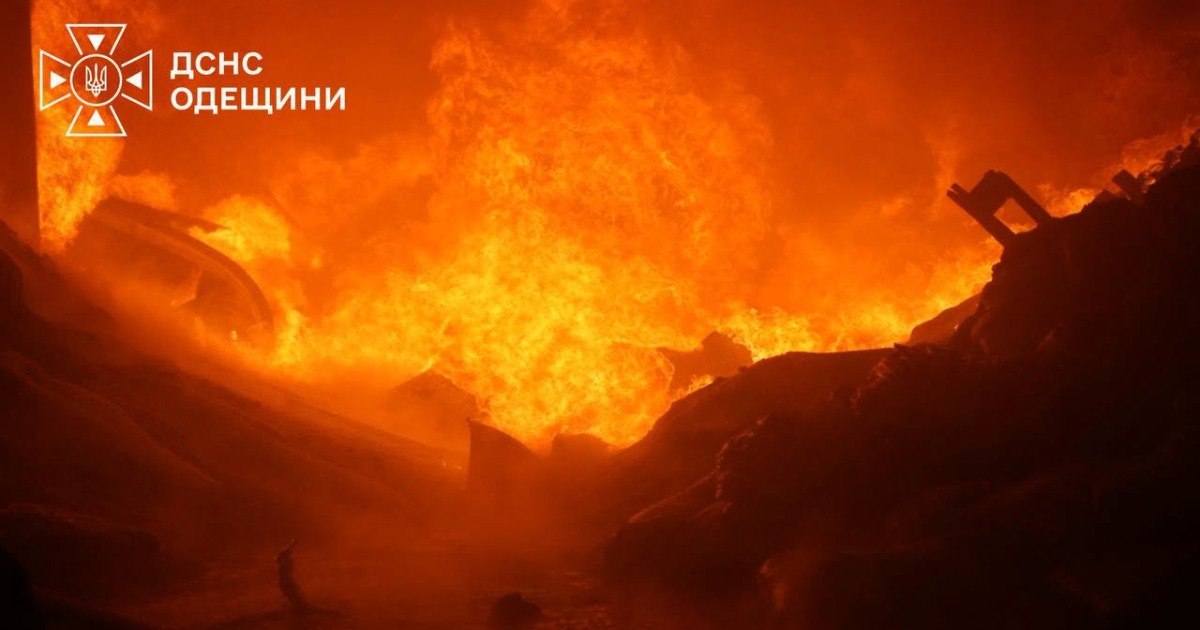 На Одещині сталася масштабна пожежа через ворожий обстріл