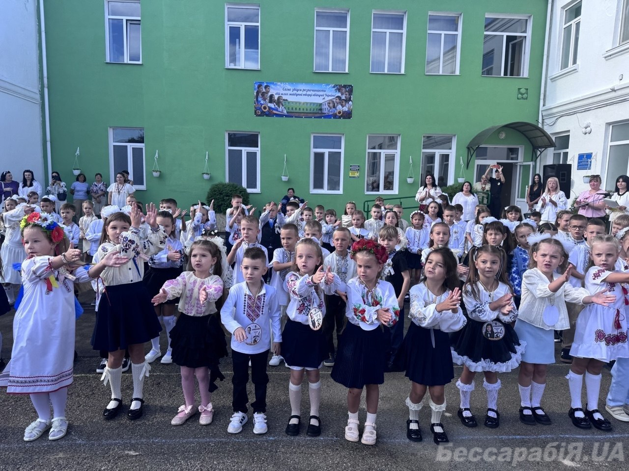 В Ізмаїлі пролунав перший дзвоник: за парти сіли 7656 учнів
