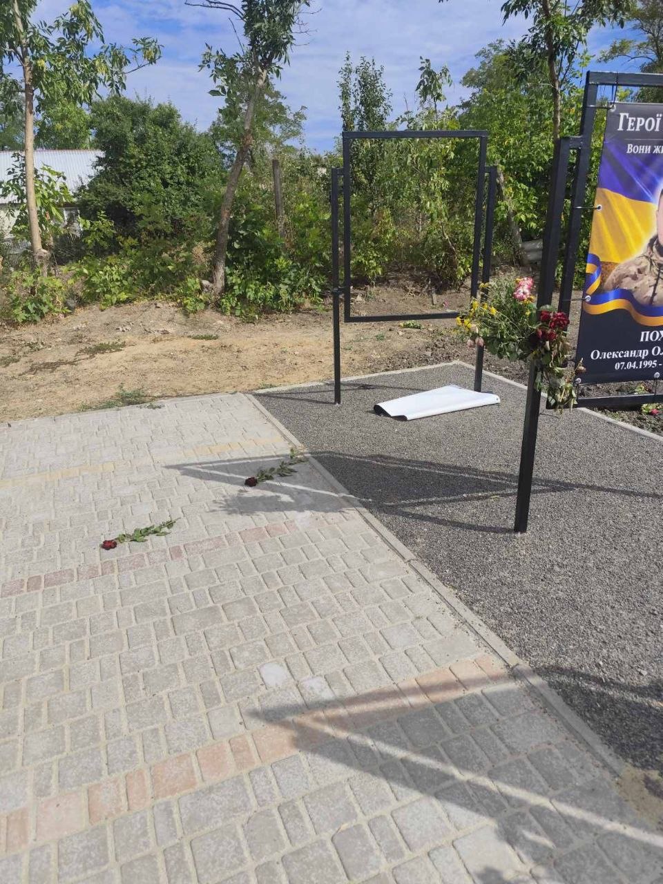 У Буджацькій громаді пошкодили меморіальний банер полеглого захисника