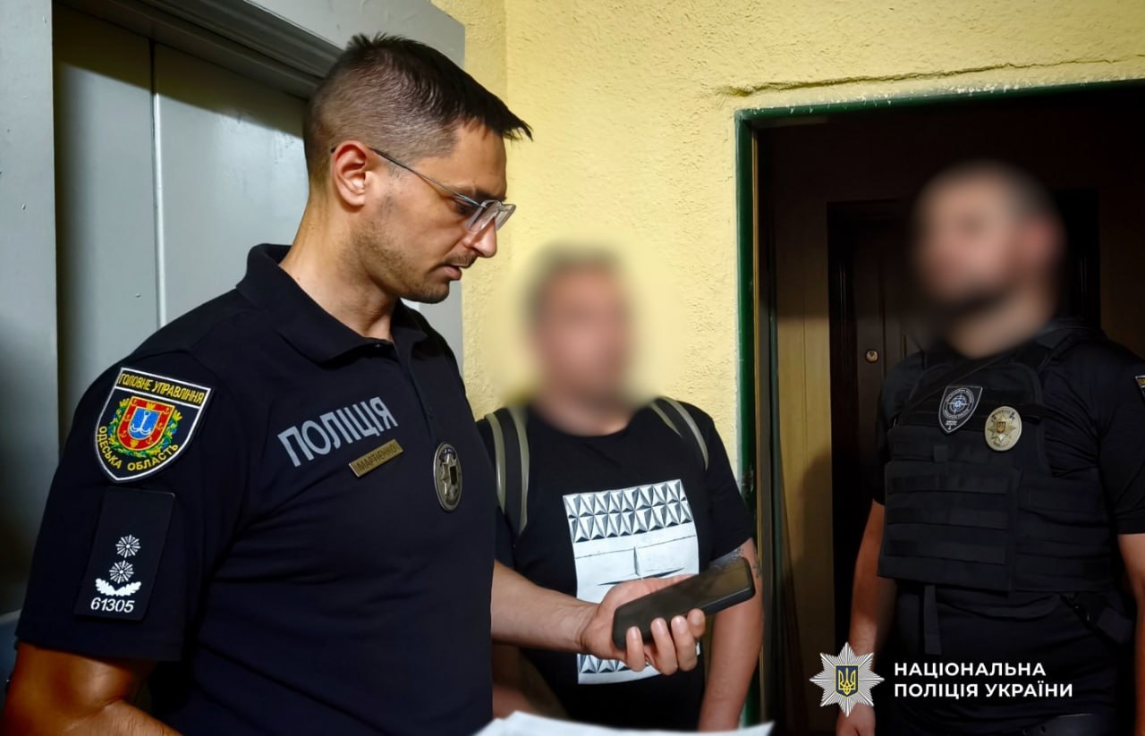 В Одесі затримали 38-річного чоловіка за розбещення та вербування дітей для виготовлення й розповсюдження порнографії