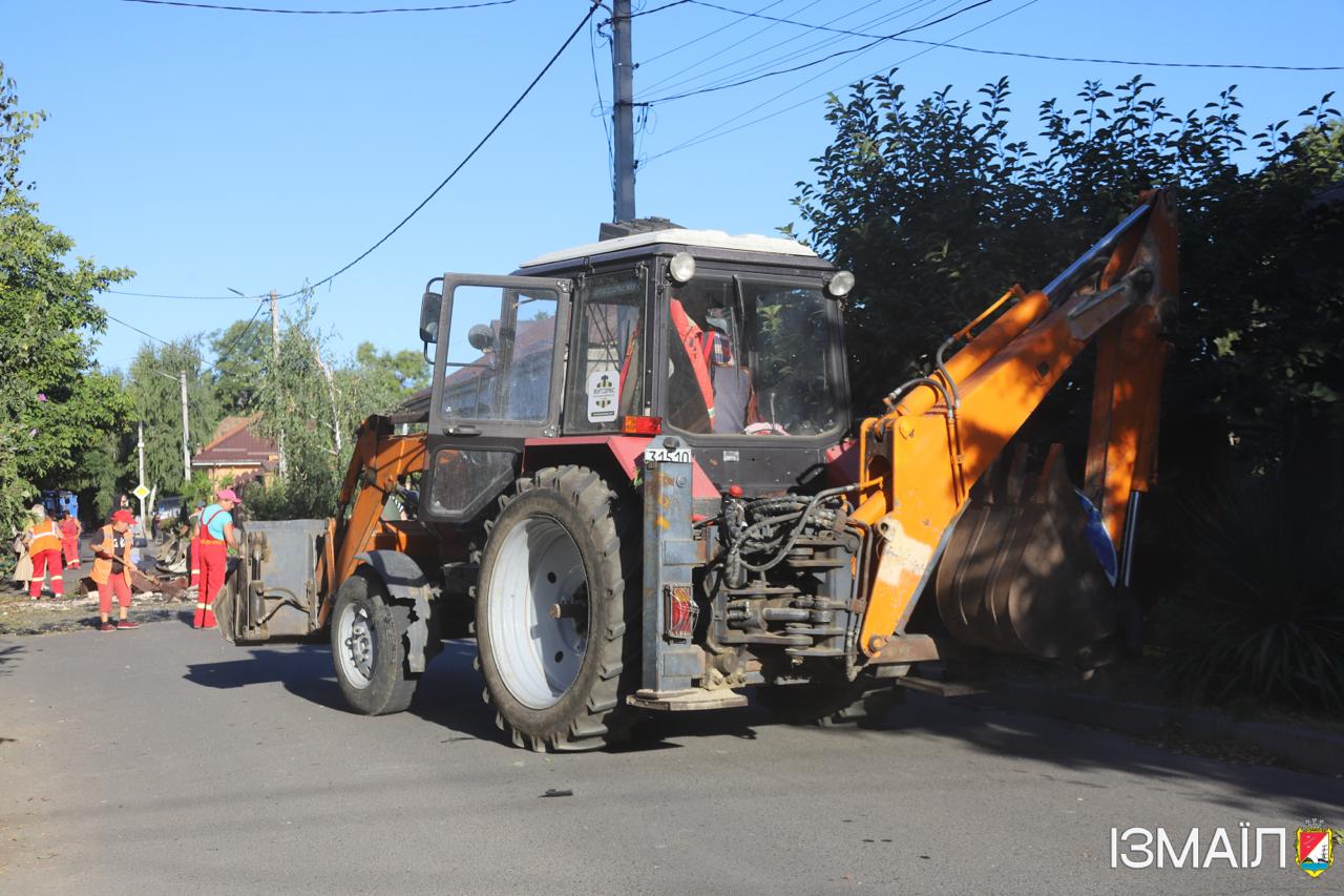 В Ізмаїлі триває ліквідація наслідків ворожого обстрілу