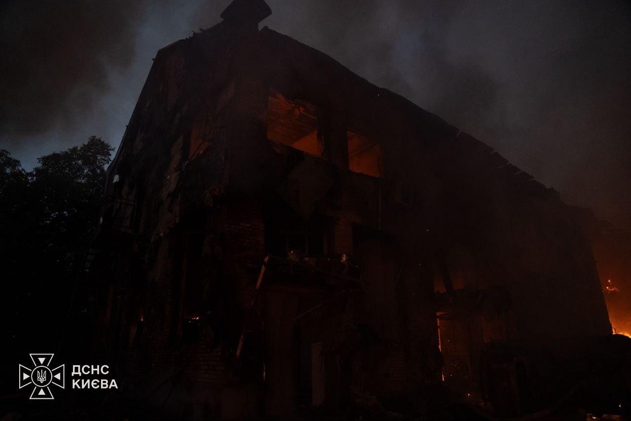Наслідки нічної атаки на Київ: двоє загиблих, 10 постраждалих