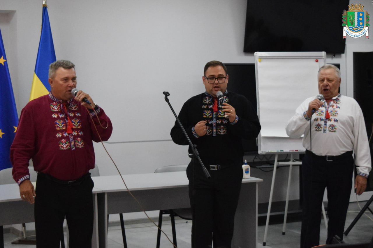В Ізмаїльському районі з нагоди Дня усиновлення відзначили тих, хто дарує чужим дітям домашній затишок, тепло душі та турботу