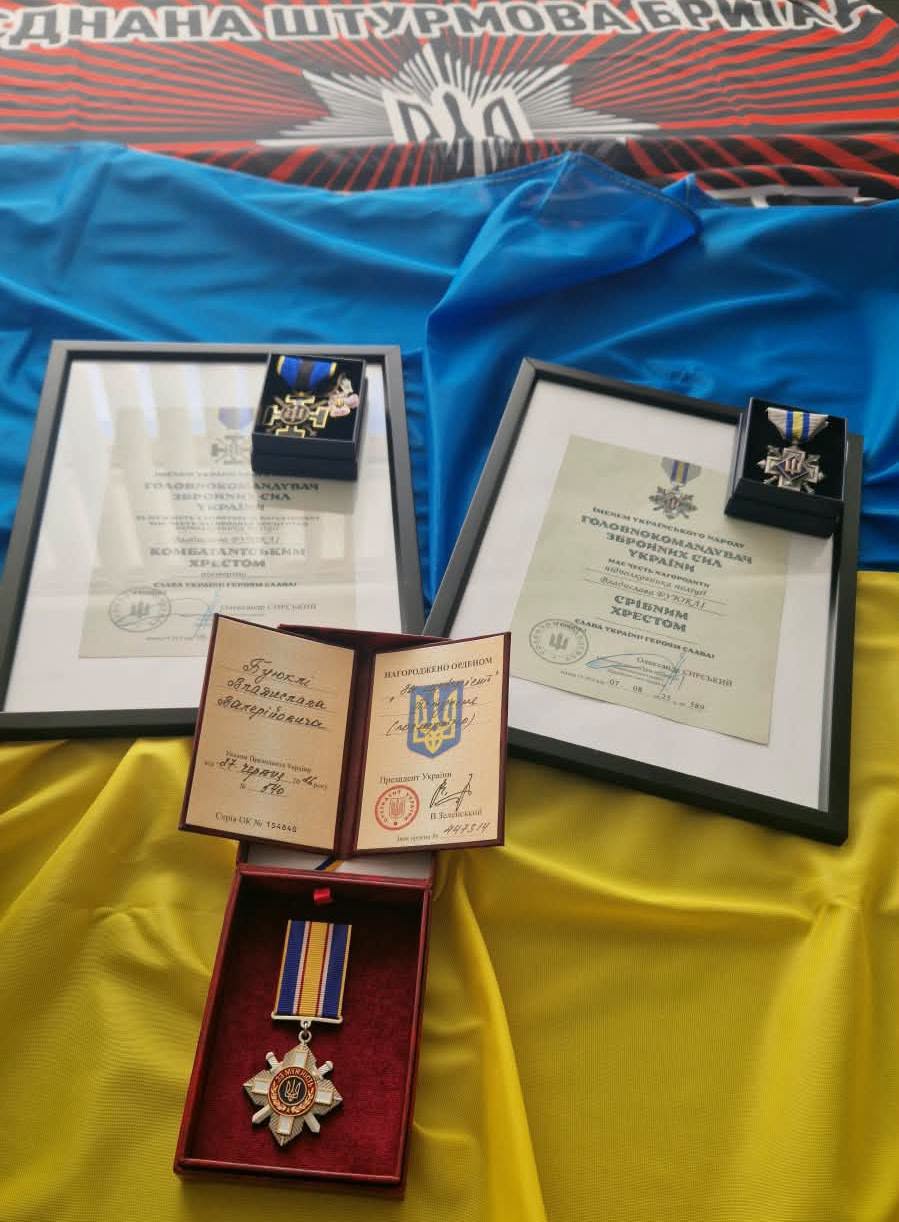 У Болградській громаді родині загиблого підполковника поліції Буюклі Владислава вручили державну нагороду та відзнаки Головнокомандувача ЗСУ