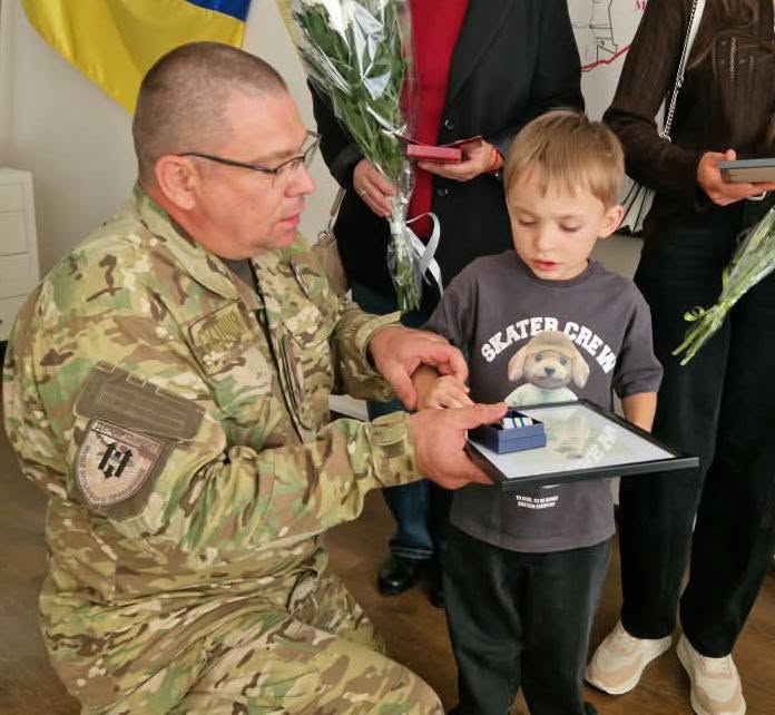 У Болградській громаді родині загиблого підполковника поліції Буюклі Владислава вручили державну нагороду та відзнаки Головнокомандувача ЗСУ