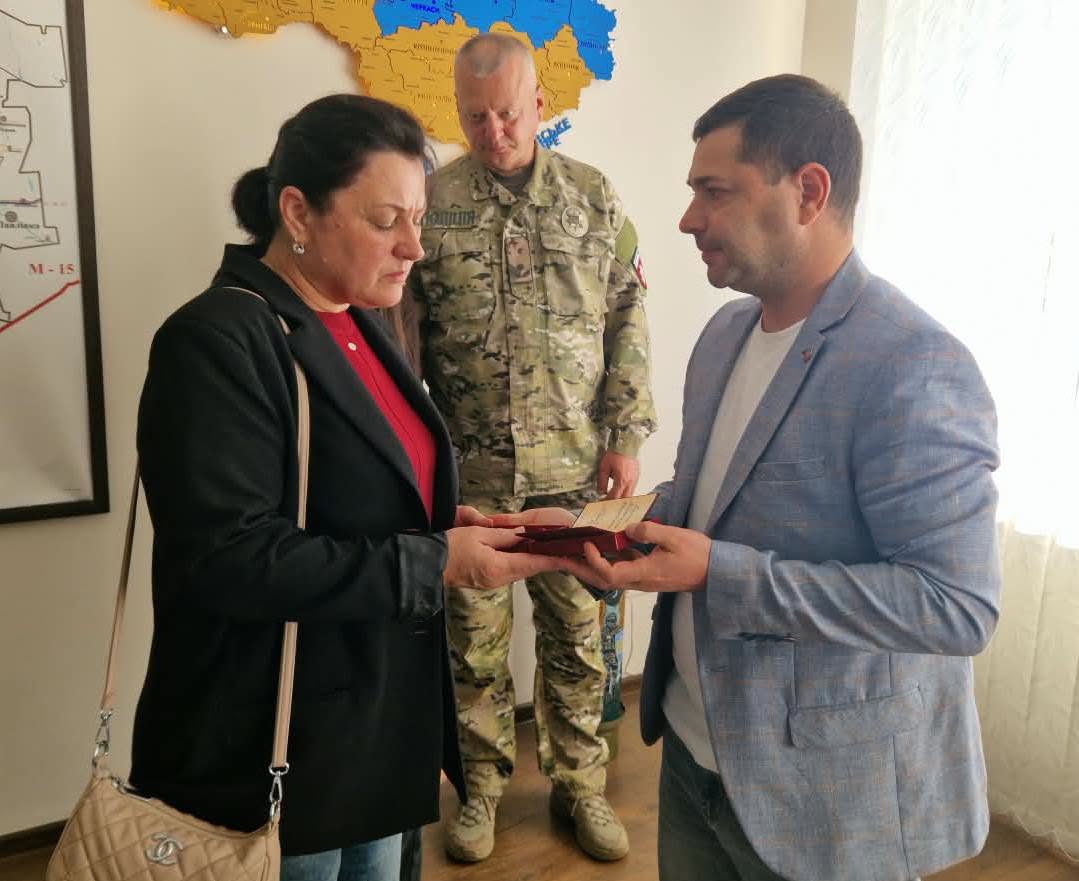 У Болградській громаді родині загиблого підполковника поліції Буюклі Владислава вручили державну нагороду та відзнаки Головнокомандувача ЗСУ