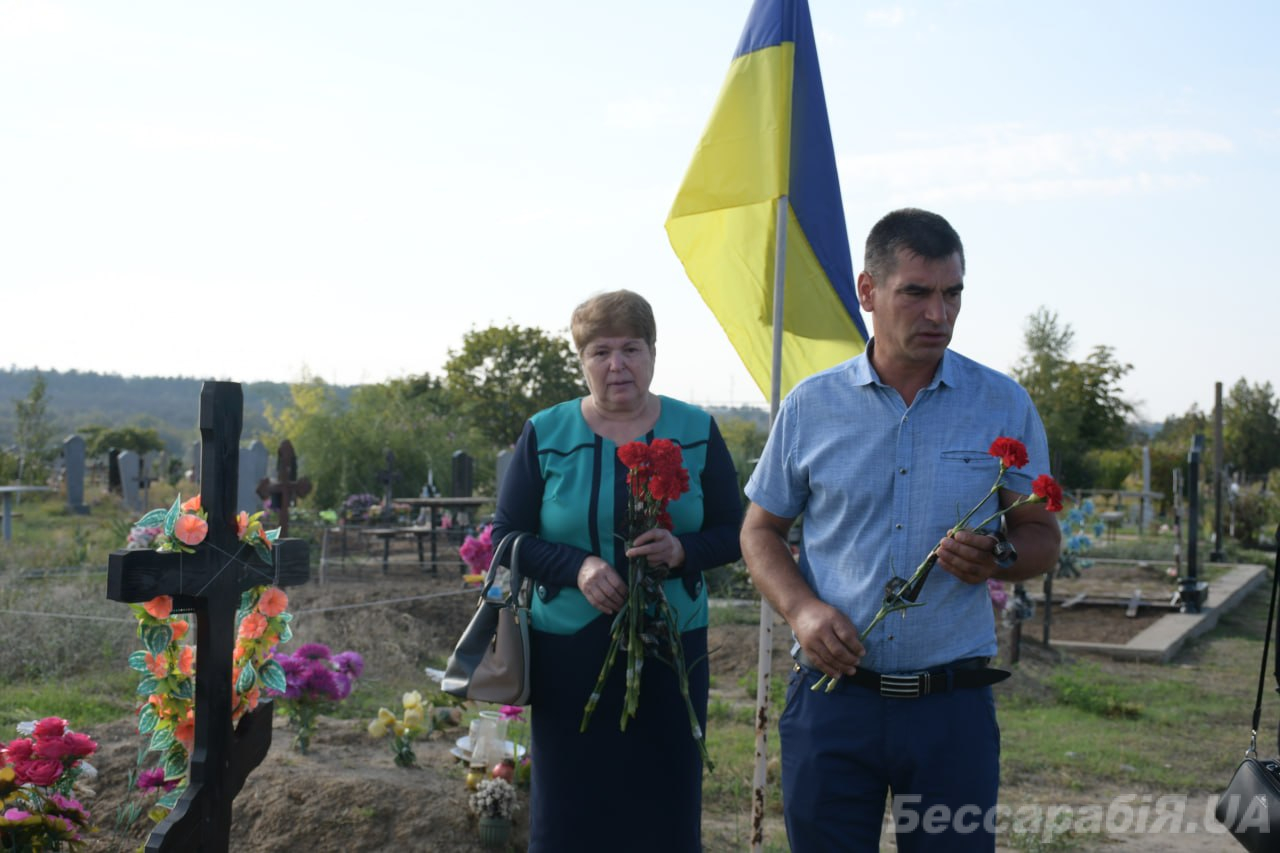 У селі Табаки Болградської громади дружині полеглого прикордонника вручили відзнаку “Почесний громадянин”