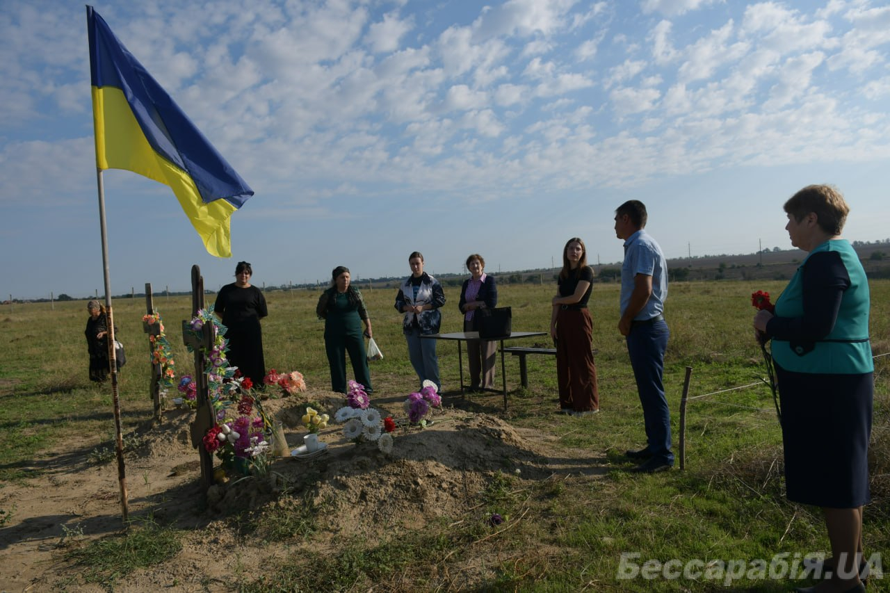У селі Табаки Болградської громади дружині полеглого прикордонника вручили відзнаку “Почесний громадянин”