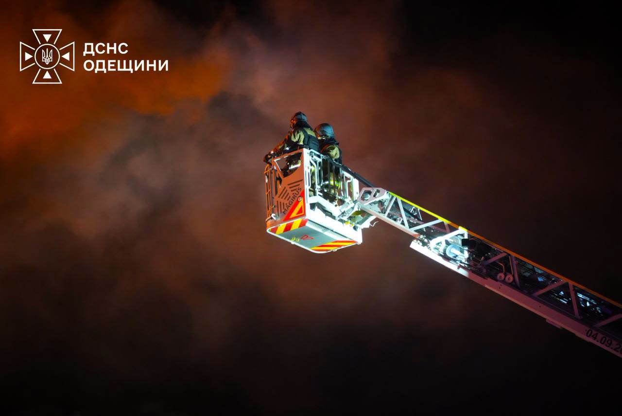 На Одещині сталася масштабна пожежа через ворожий обстріл