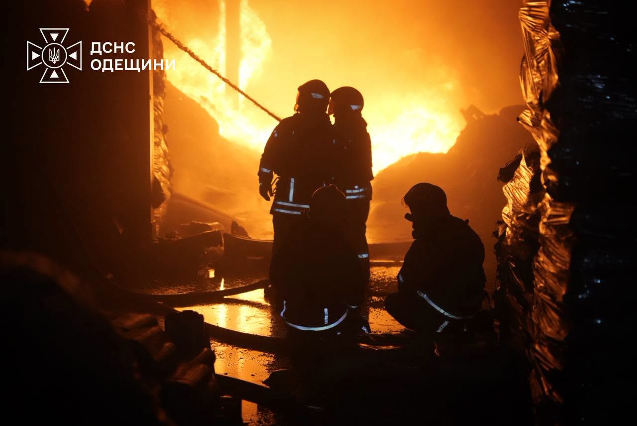 На Одещині сталася масштабна пожежа через ворожий обстріл