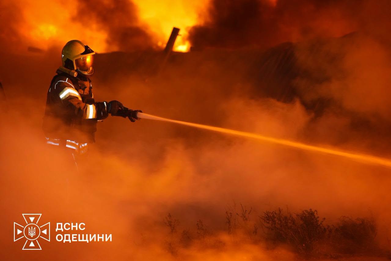 На Одещині сталася масштабна пожежа через ворожий обстріл