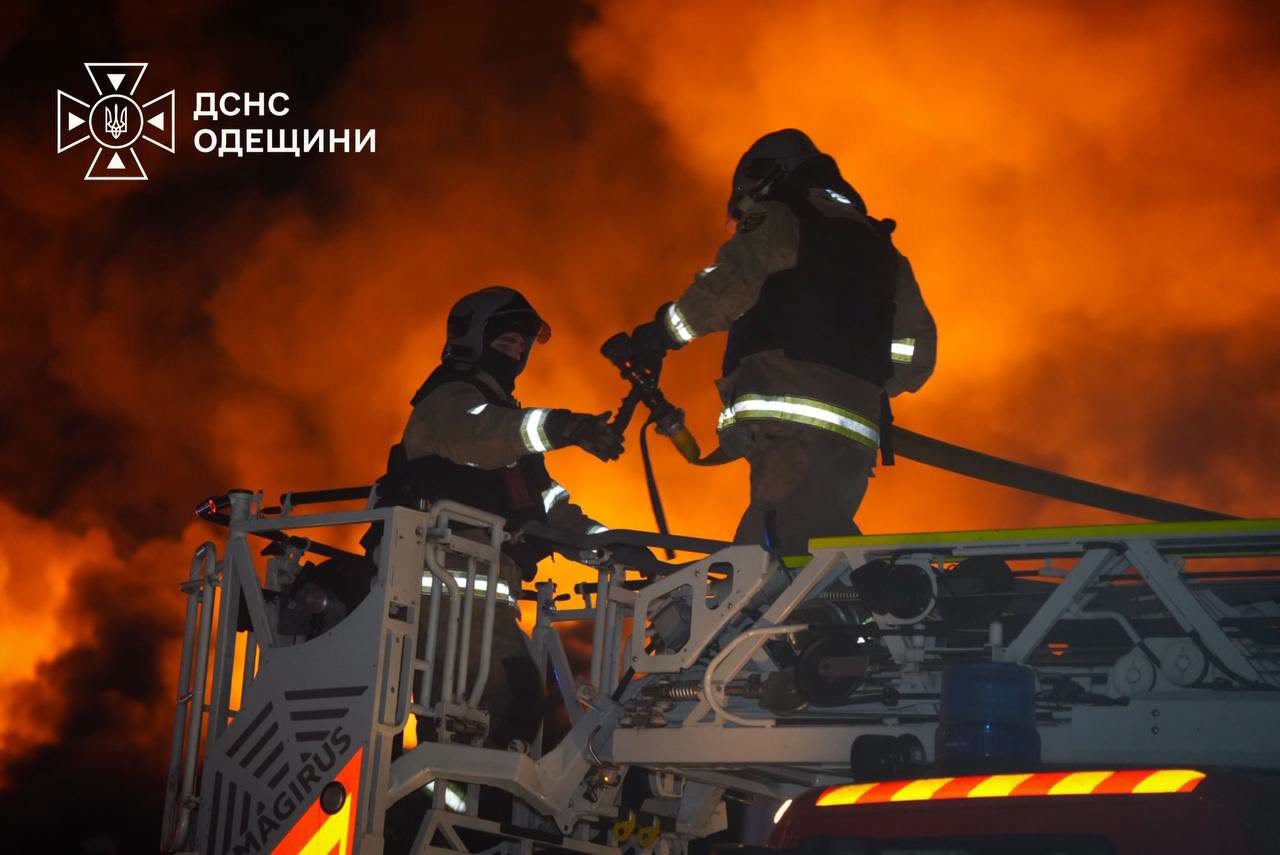 На Одещині сталася масштабна пожежа через ворожий обстріл