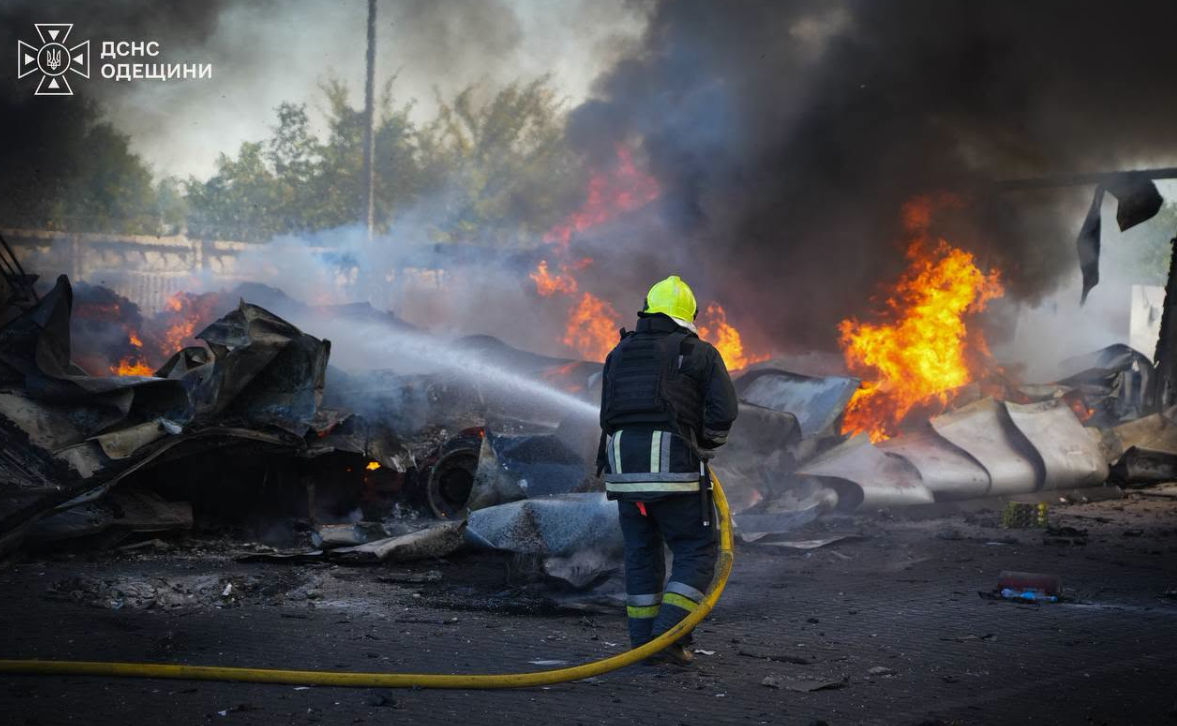 Ворог двічі атакував склади з товарами на Одещині: є постраждалі