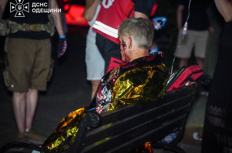 Одеса під ударом ворога: пошкоджено багатоповерхівку, є постраждалі