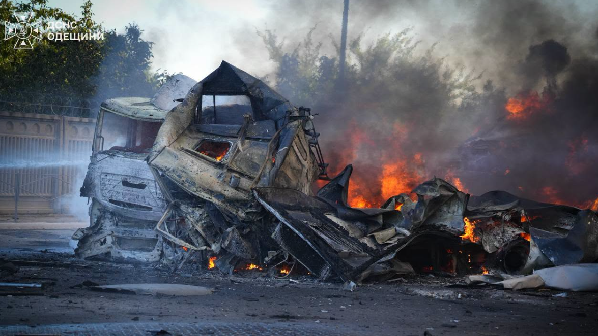 Ворог двічі атакував склади з товарами на Одещині: є постраждалі